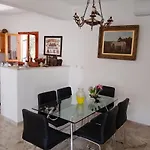 Farma Koudoura Τράπεζα