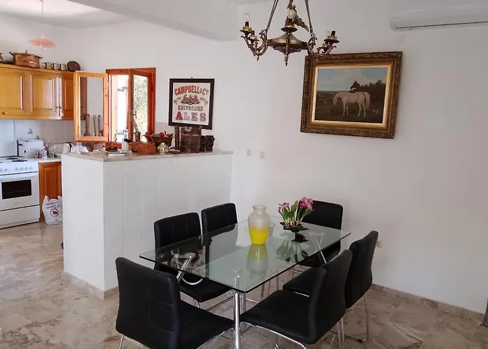 Farma Koudoura Τράπεζα